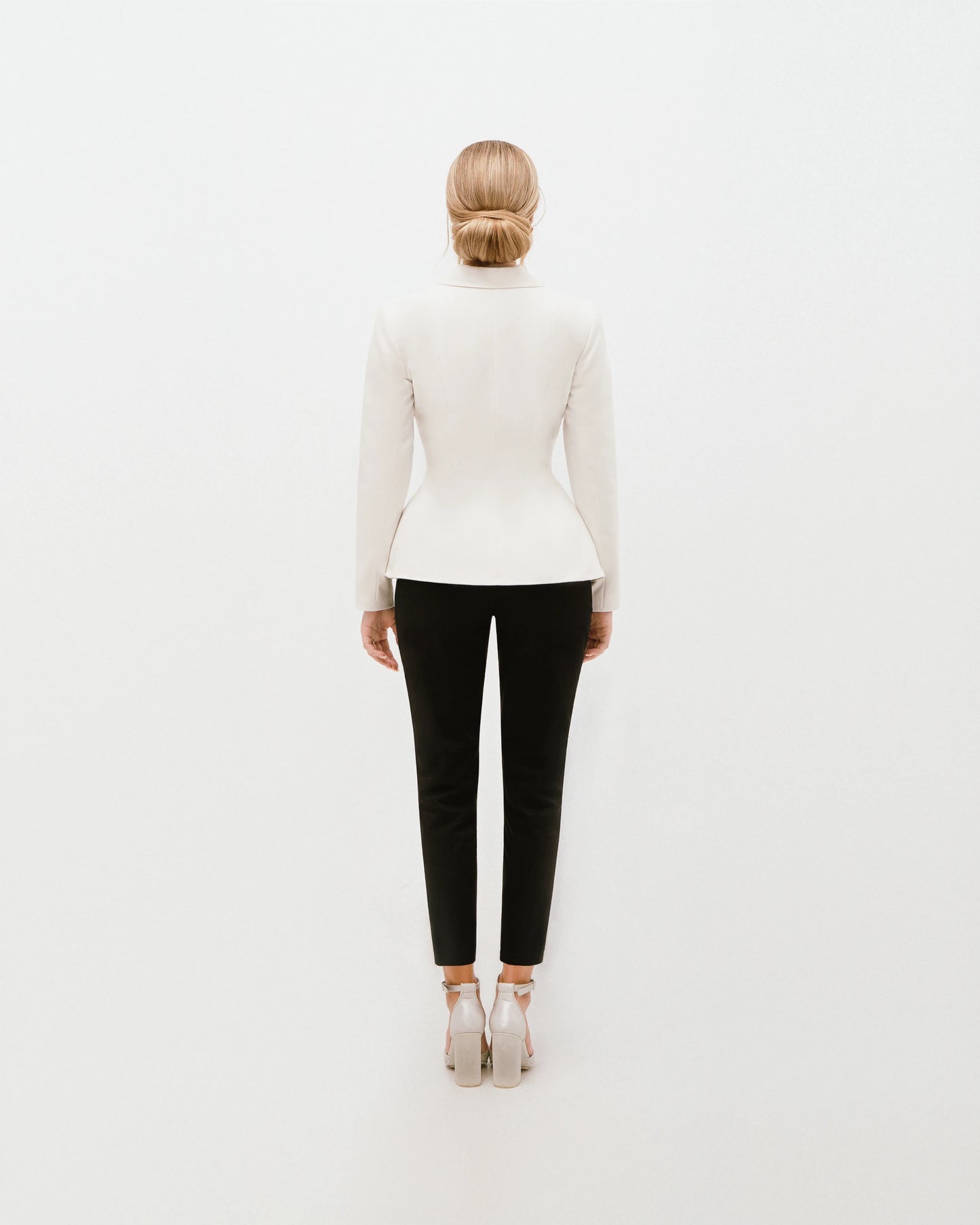 Піджак приталений з баскою молочний